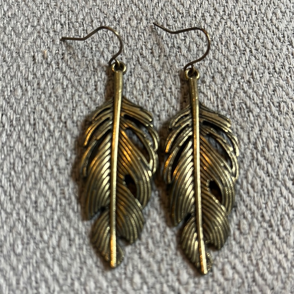 FEATHER VINTAGE INSPIRED GOLD TONE BOHO PIERCED EARRINGS - Picture 5 of 8